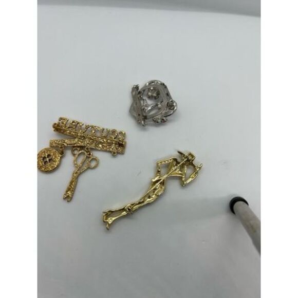 Vintage gold tone and novelty brooches - Picture 2 of 6